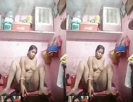 Married Indian woman’s self-pleasure with exposed bosom