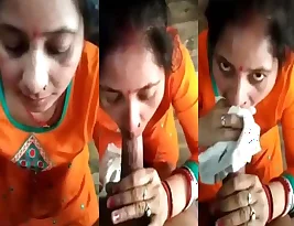 Blowjob given by a shy Indian housewife in an MMS video.