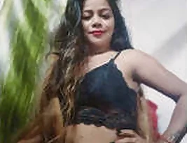 A sexy girl from the Indian subcontinent reveals her breasts.