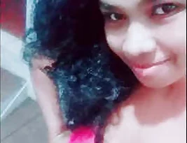 Sweet Sri Lankan woman flaunts her body