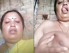 Big tits of Indian aunt provocatively revealed