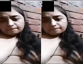 Amateur Indian girl exposes her big breasts and vagina in this exclusive set.