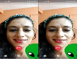 Married Sri Lankan woman exposed her breasts and vagina during a video call.