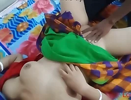A Bengali mom has sex in an Indian village dressed in a green saree.