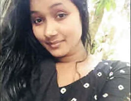 Sex-starved Indian married woman performs oral sex and rides the dick